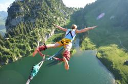 开云体育登录-街道狂飙与战场意志，F1焦点战与乌克兰硬仗的平行叙事