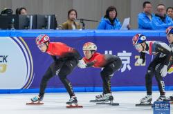 开云平台-短道速滑赛场飞速划过，名将突围领先的简单介绍