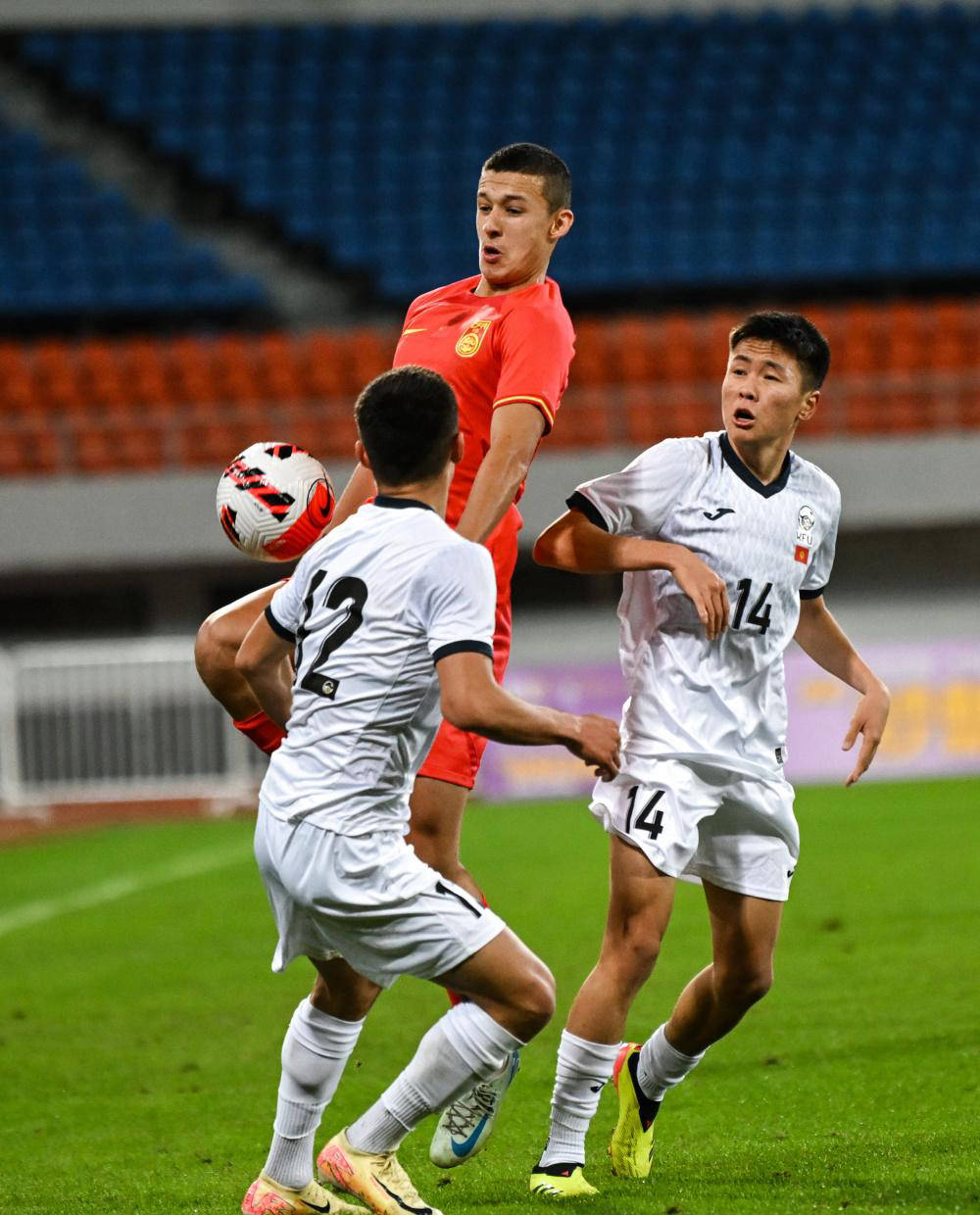 中超联赛呈现百花齐放,球员拼搏奋斗的简单介绍 中超联赛呈现百花齐放,球员拼搏奋斗的简单介绍