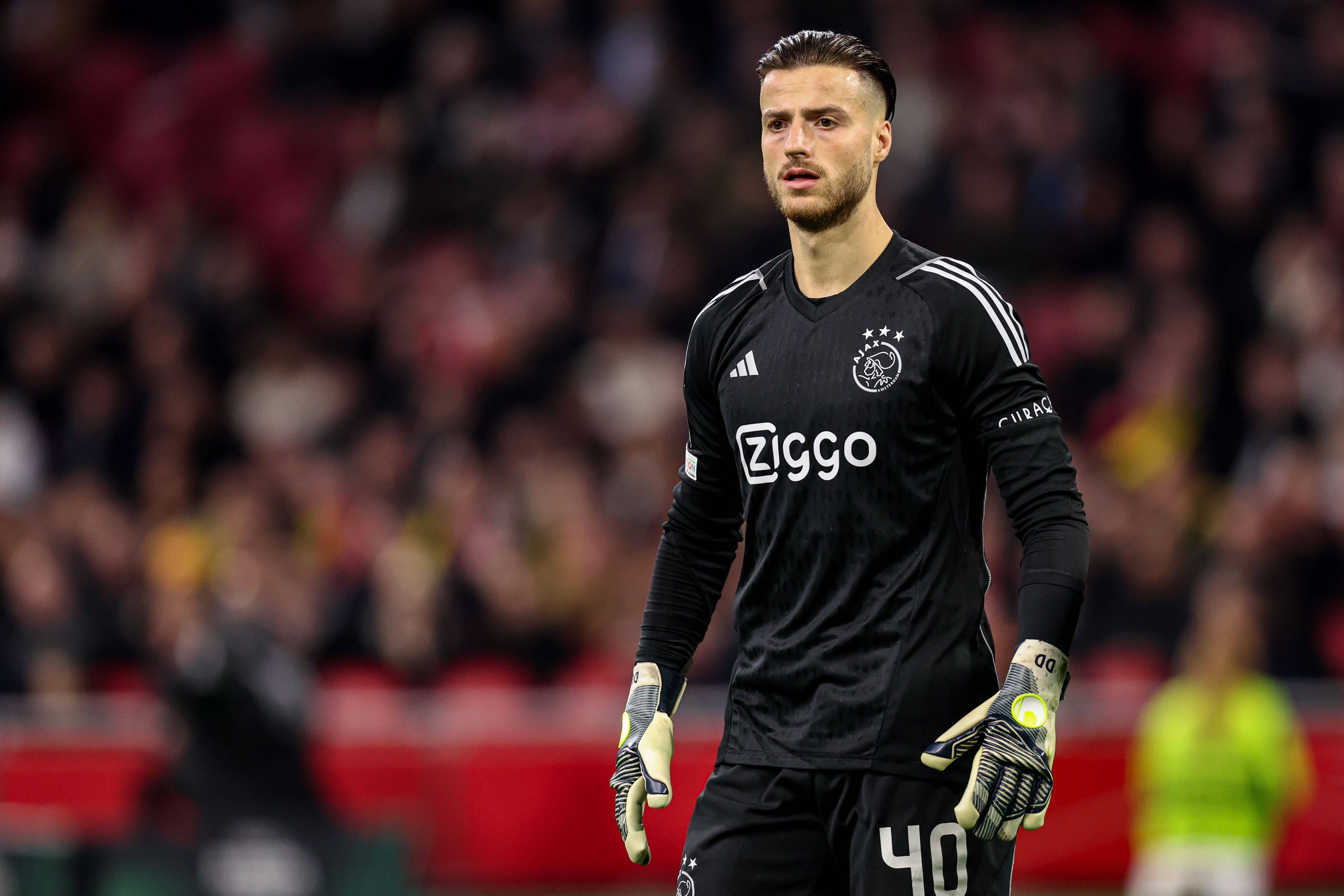 阿贾克斯在荷甲联赛中蝉联冠军，表现出色