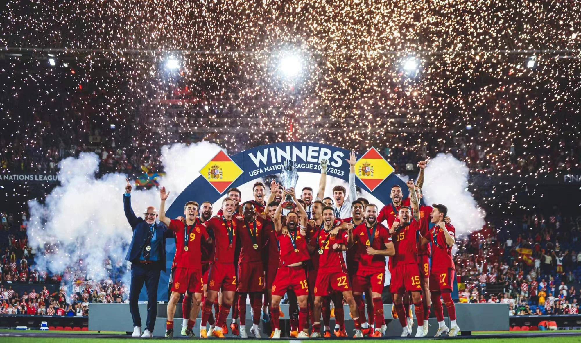 国际足球比赛中球员们展现出全力以赴的拼搏态度 国际足球比赛中球员们展现出全力以赴的拼搏态度