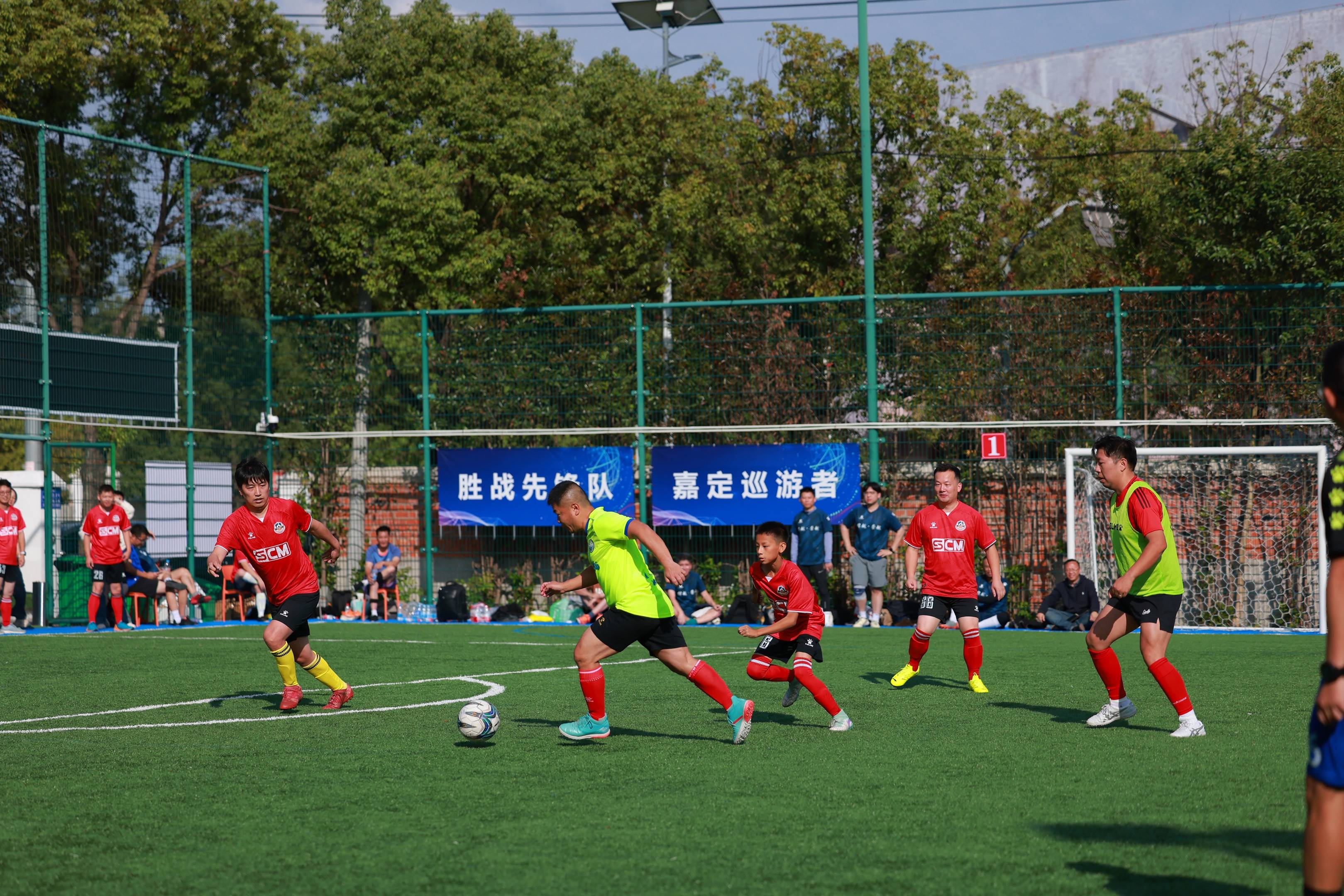 足球场上的热血拼搏与激情绽放