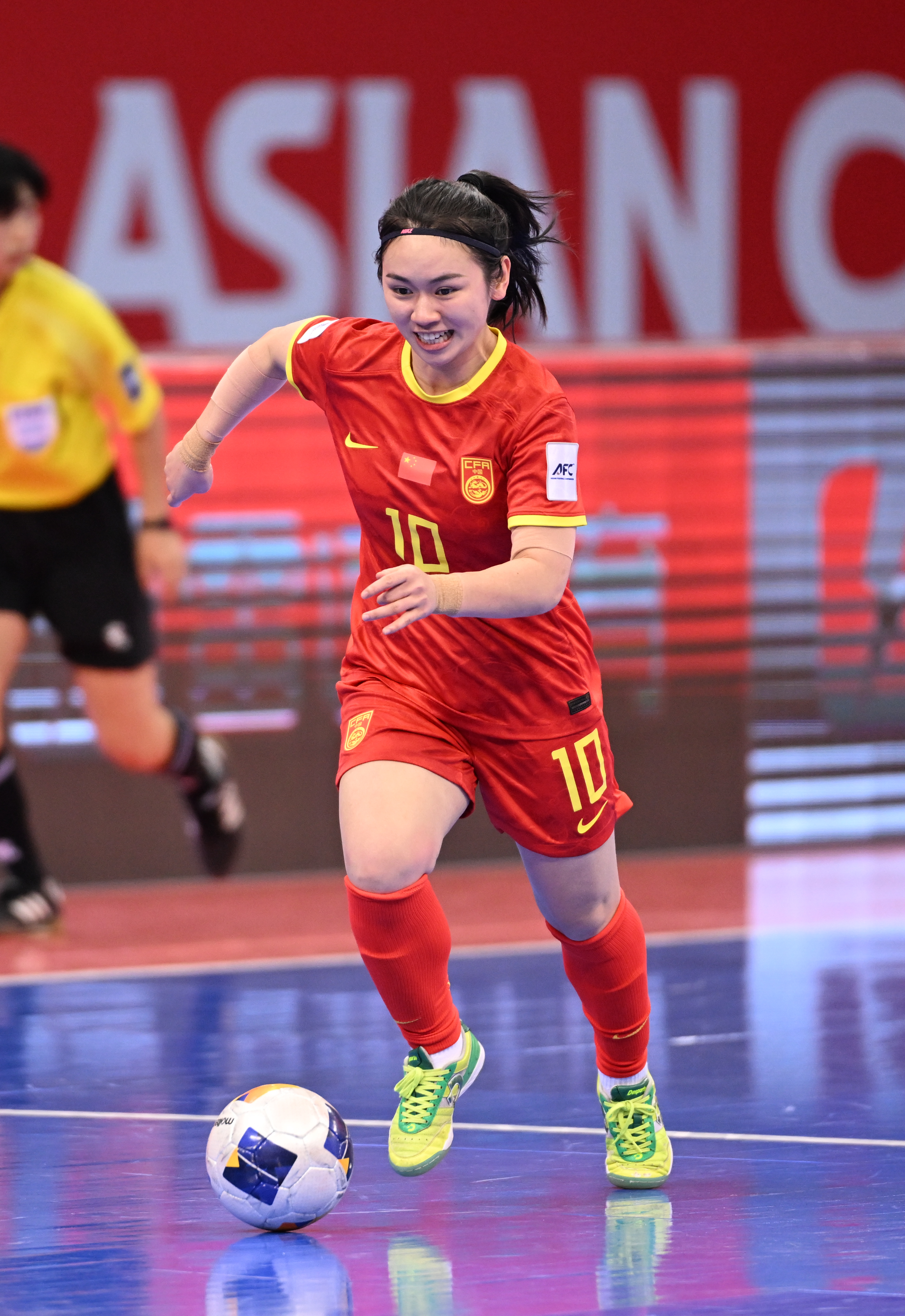 亚洲女足赛赛场中中国队勇夺冠军