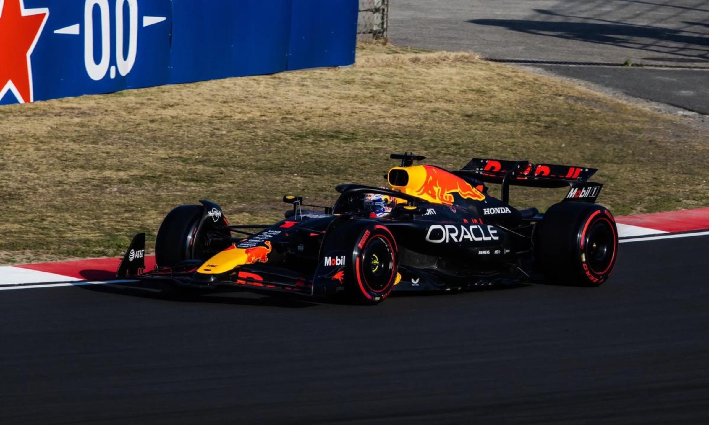 红牛车队鏖战梅赛德斯，维斯塔潘刷新纪录的简单介绍