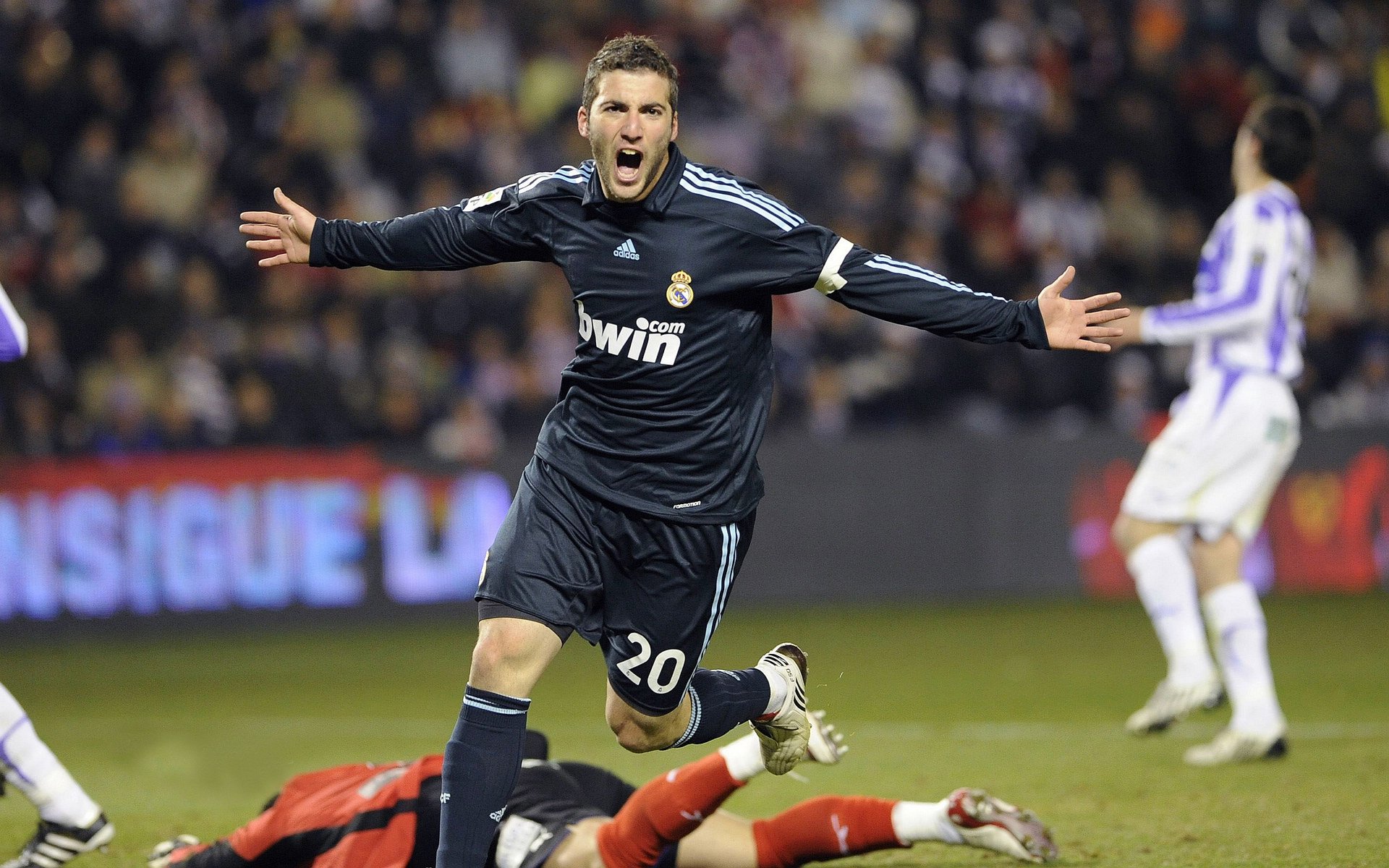 塞维利亚对阵罗马，托尼点燃赛场，一场定义欧联杯灵魂的决战