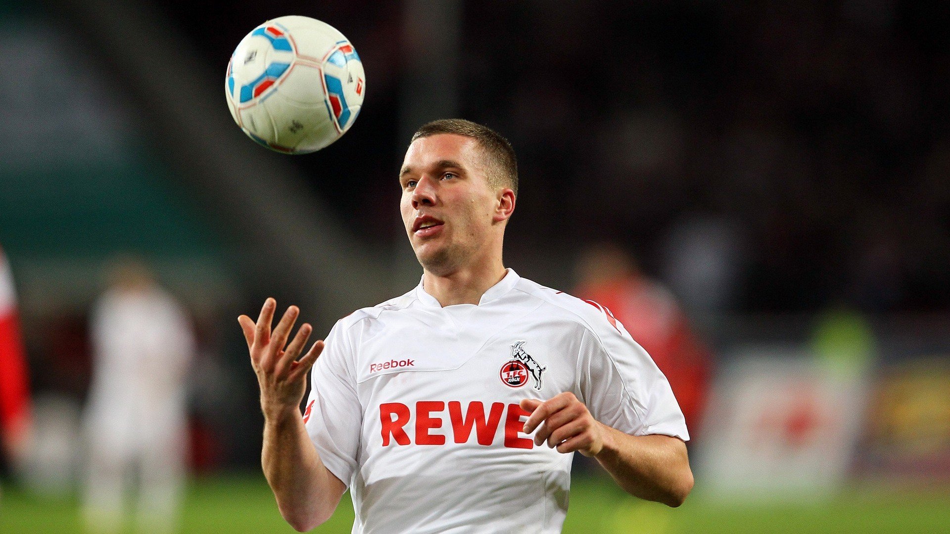 赛道与球场的双重奏,莱奥的极速统治与利物浦的钢铁意志