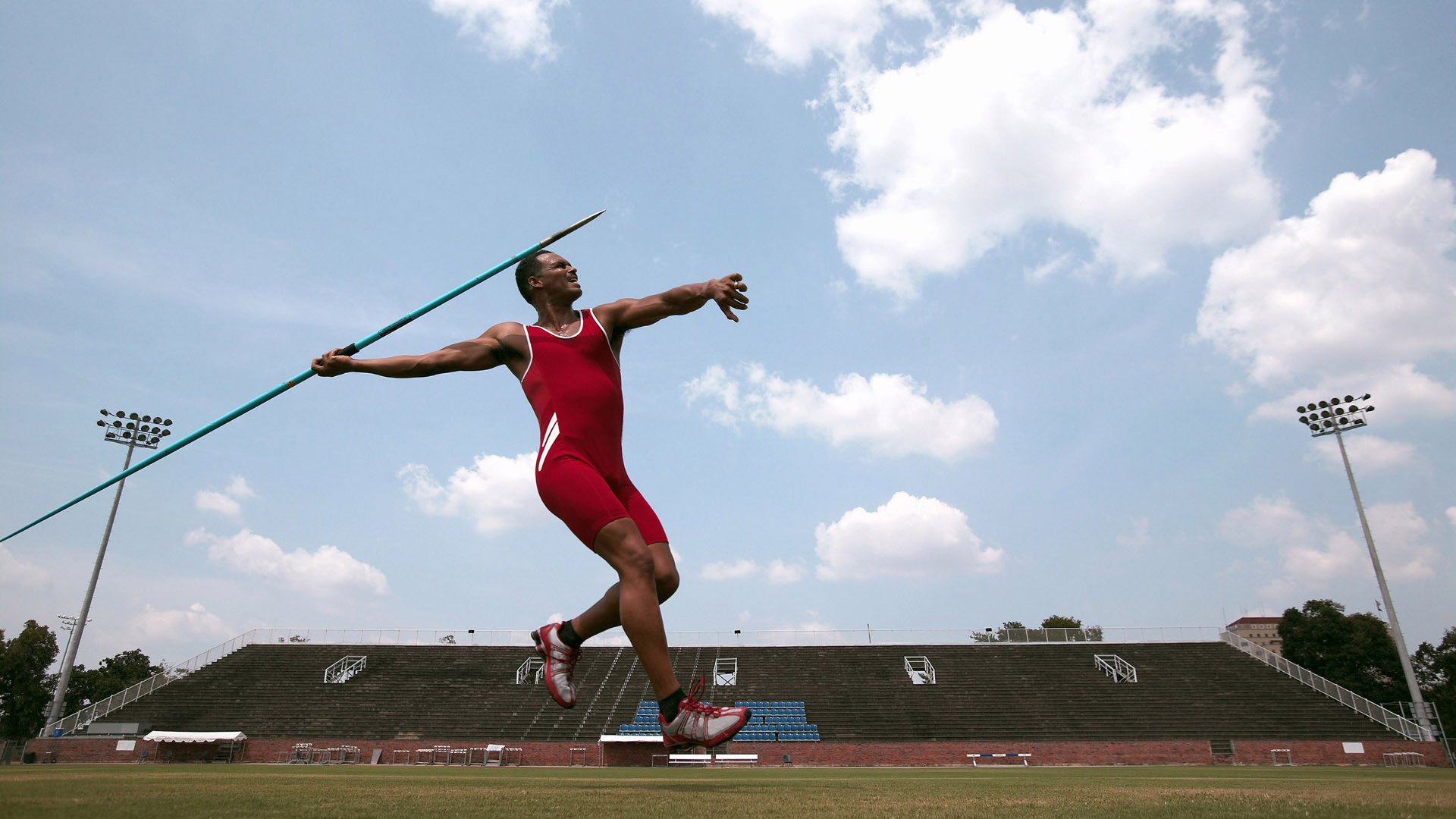 跨界狂想，当广东队踏平掘金，伦纳德在F1赛道接管年度争冠
