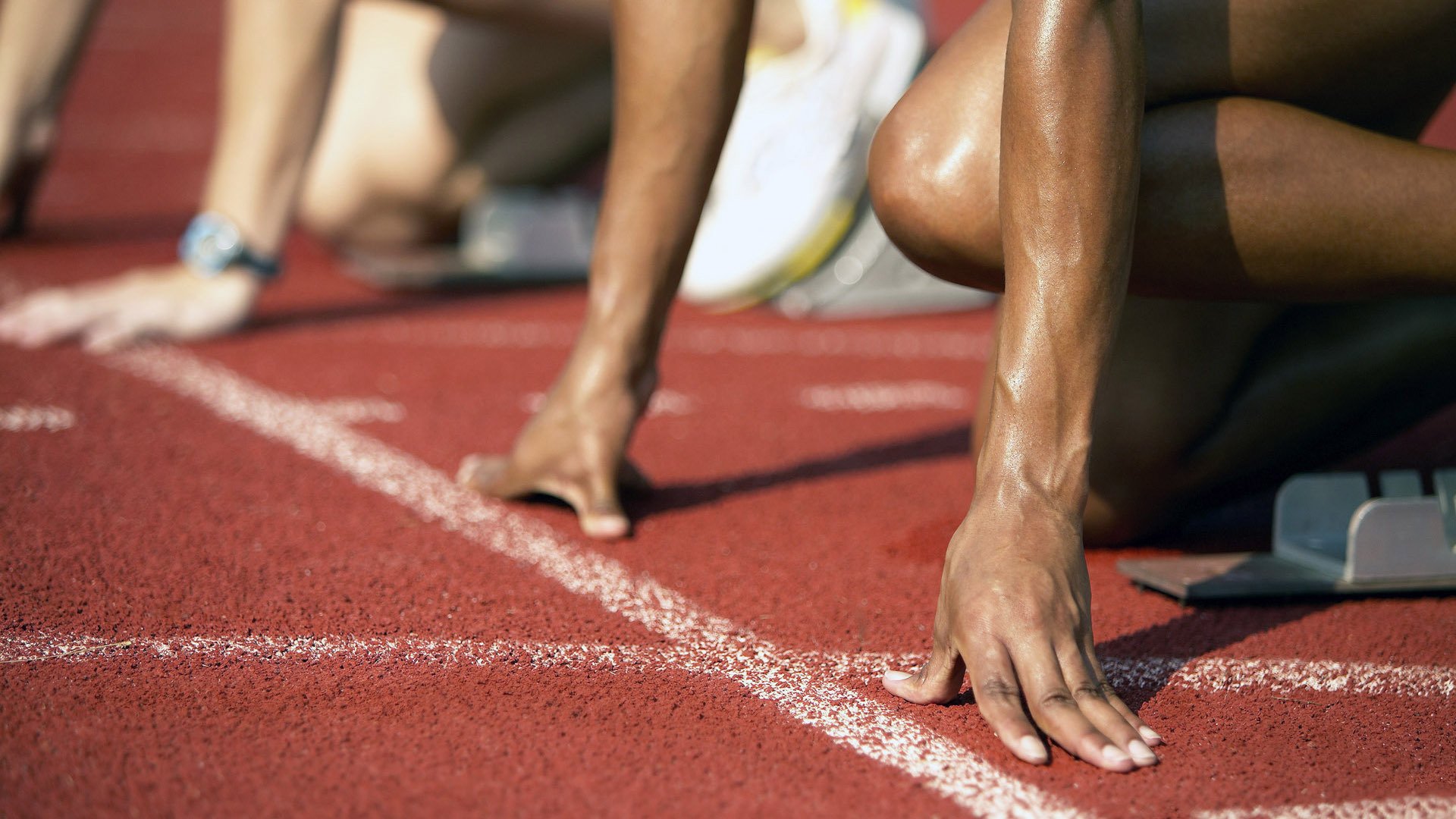 红牛二队绝杀梅赛德斯，汉密尔顿扛起全队的悲壮与启示