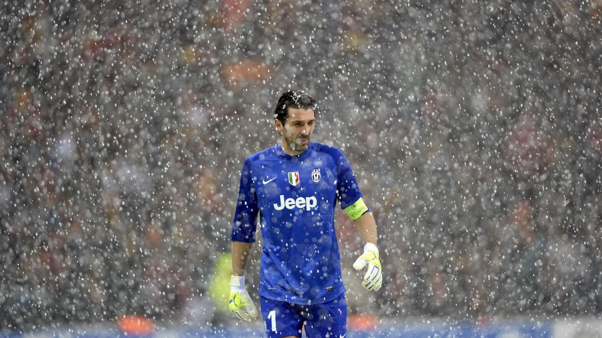 赛道上的逆袭，周冠宇扛起全队，阿斯顿马丁绝杀红牛车队