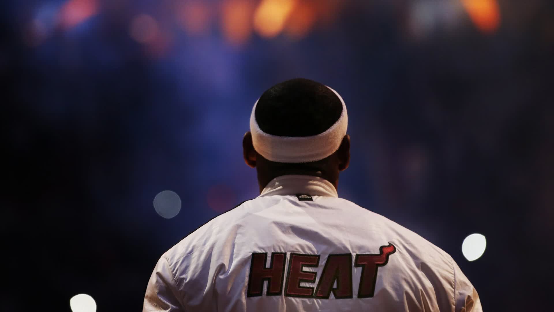 唯一的一击,当莱万的靴尖,划破中亚的冷夜